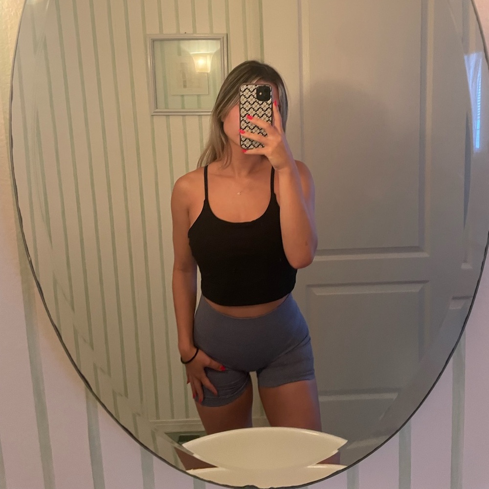 Black cropped workout tank top
